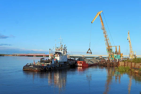 Un remolcador con una barcaza y una grúa flotante en el muelle del puerto — Foto de Stock