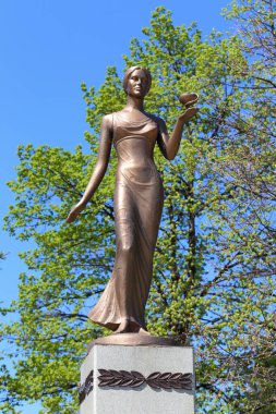 Tatil köyünün meydanındaki sağlık çalışanlarının anıtı