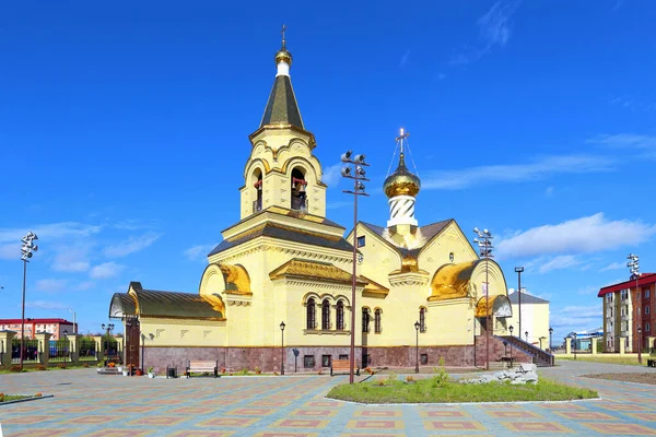 Église orthodoxe dans le village de Pangody en Sibérie du Nord — Photo