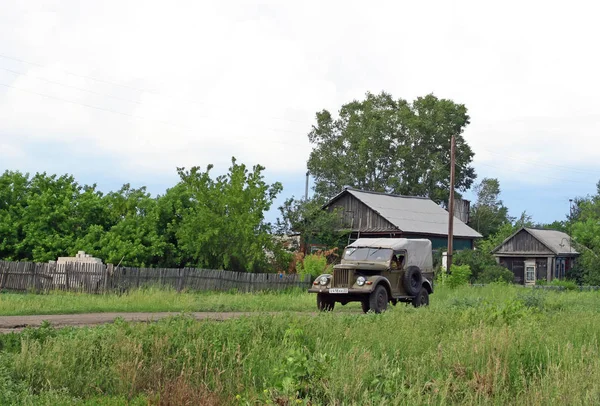 GAZ-69 soviético paseos en coche en una calle rural en el territorio de Altai — Foto de Stock