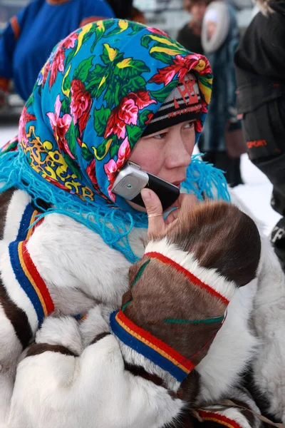 Retrato de una chica siberiana de nacionalidad Nenets hablando en el — Foto de Stock