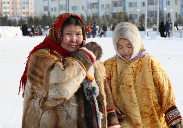 Kobieta i nastolatka narodowości Nenets zimą w th — Zdjęcie stockowe