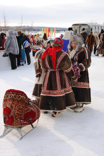 Kobiety i dziecko narodowości Nenets rozmawiają na ulicy w — Zdjęcie stockowe