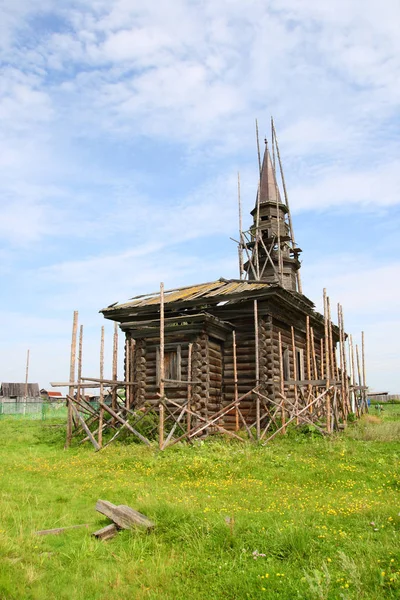 Tyumen bölgesindeki Tatar köyünde eski bir ahşap cami. — Stok fotoğraf