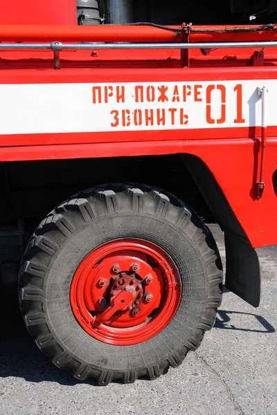 Text in Russian on a fire truck "In case of fire call 01" — Stock Photo, Image