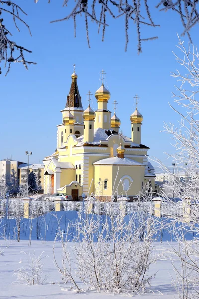 Православна церква в сонячний зимовий день у місті Надим на Ру. — стокове фото