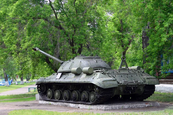 Soviet is-3 tank on a pedestal in the village of Blagoveshchenka — Stock Photo, Image