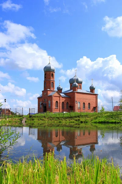 The Church is reflected in a pond in the resort town of Belokuri — Stock Photo, Image