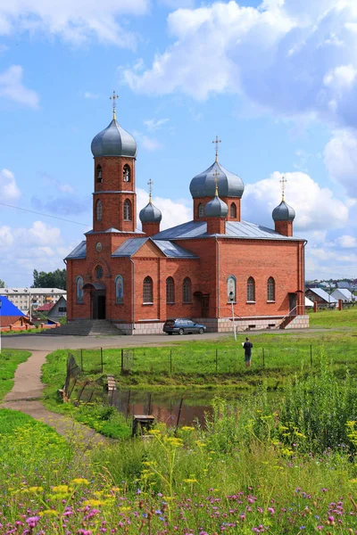 Wilde bloemen en een orthodoxe kerk in de zomer in de badplaats — Stockfoto