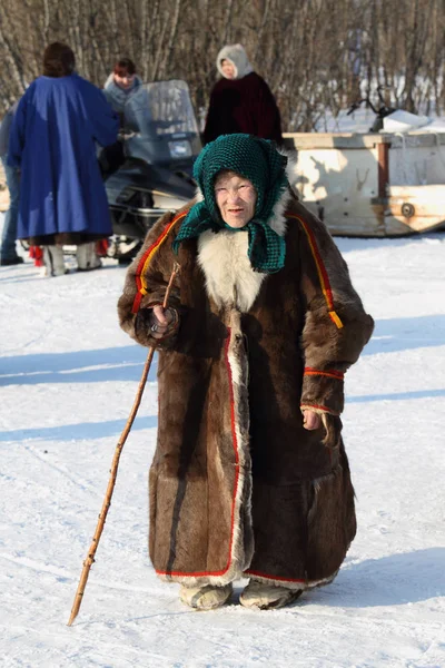 An elderly woman in the national fur clothing of the Nenets in t — Stock Photo, Image