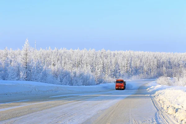 Truck on a winter road in the snow-covered taiga of Siberia — Stock Photo, Image