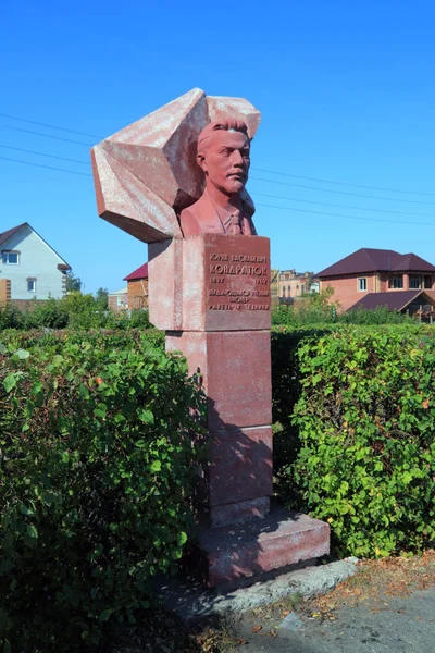 Monument to Soviet scientist Yuri Kondratyuk in the Siberian cit — Stock Photo, Image