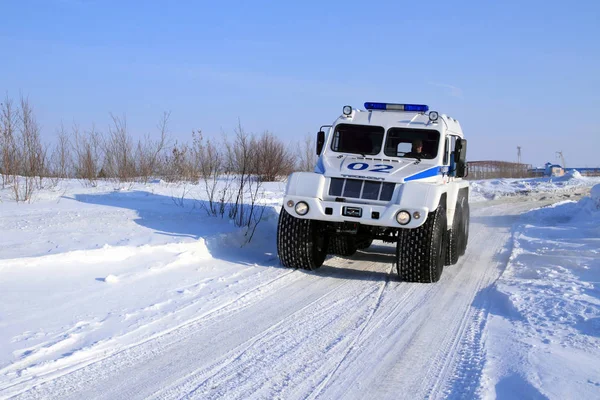 Rendőrautó Trekol lovagol a hóban Észak-Szibériában — Stock Fotó