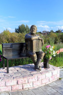 Novosibir 'de mızıka çalan Gennady Zavolokin heykeli