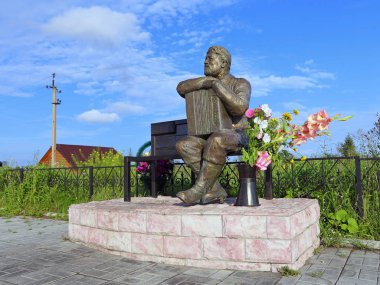 Novosibir 'de mızıka çalan Gennady Zavolokin heykeli