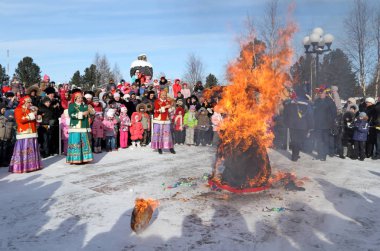 Maslenitsa tatili Kuzey Rusya 'nın Sibirya kenti Nadym' de