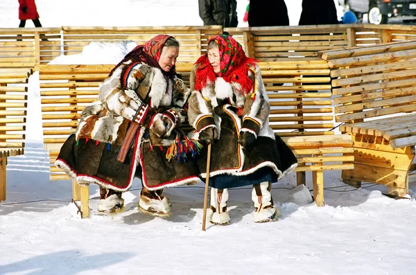 Dwie starsze Nenets kobiety pasterze reniferów rozmawiają na woode — Zdjęcie stockowe