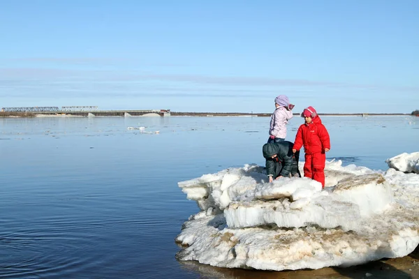 Nadym Russia May 2013 Children Play Large Ice Floe Bank — Stock fotografie