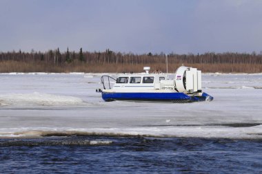 Nadym, Rusya-24 Nisan 2011: Batı Sibirya 'nın kuzeyindeki Nadym nehrinde baharda Prince adında bir hovercraft.