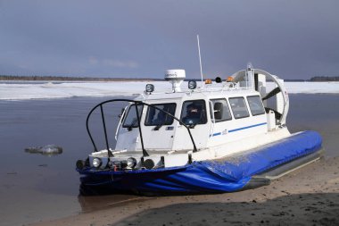 Nadym, Rusya-24 Nisan 2011: Batı Sibirya 'nın kuzeyindeki Nadym nehrinde baharda Prince adında bir hovercraft.