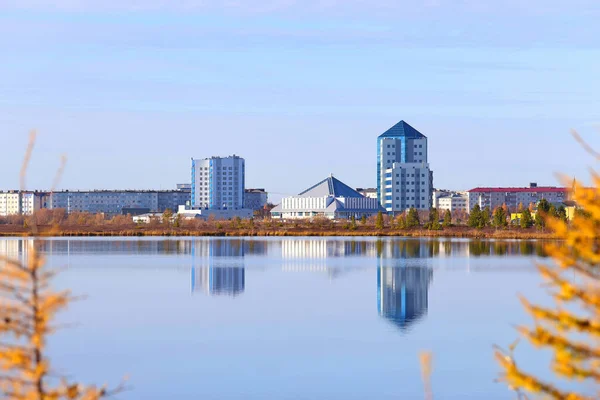 Podzimní Městská Krajina Jezerem Nadymu Ruské Čtvrti Yamal Nenets — Stock fotografie