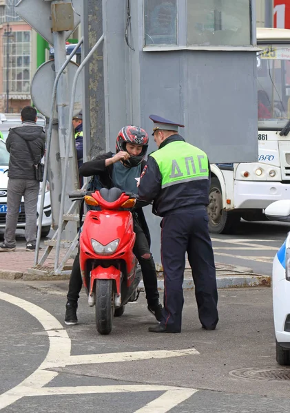 São Petersburgo Rússia Maio 2017 Policial Trânsito Verifica Documentos Motociclista — Fotografia de Stock