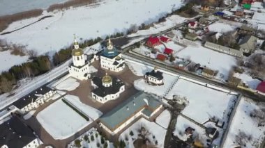 Rusya 'nın Tobolsk yakınlarındaki kutsal Znamensky Abalaksky Manastırı' nın yüksekliğinden bak.