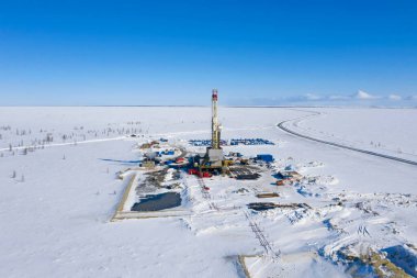 Yamal, RUSSIA-APRIL 01, 2020: Batı Sibirya 'nın kuzeyindeki bir gaz sahasında sondaj platformu