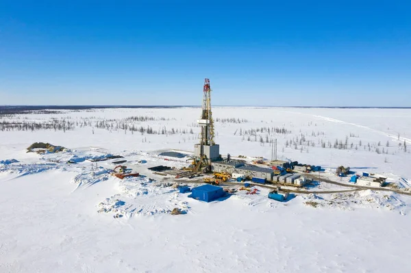 Yamal, RUSSIA-APRIL 01, 2020: Batı Sibirya 'nın kuzeyindeki bir gaz sahasında sondaj platformu