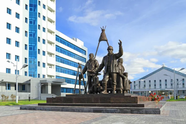 Nadym Rusia Septiembre 2012 Escultura Honor Larga Amistad Cooperación Gazprom —  Fotos de Stock