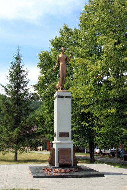 Belokurikha, Rusya-20 Temmuz 2011: Altai bölgesindeki Sibirya tatil beldesindeki tıp işçilerinin şanlı toprakları için Hijyen Tanrıçası 'nın heykeli ile birlikte anıt