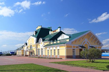 Kamen-na-Obi, Rusya-AĞUSTOS 27, 2013: Altai bölgesindeki bir yaz gününde tren istasyonu binası