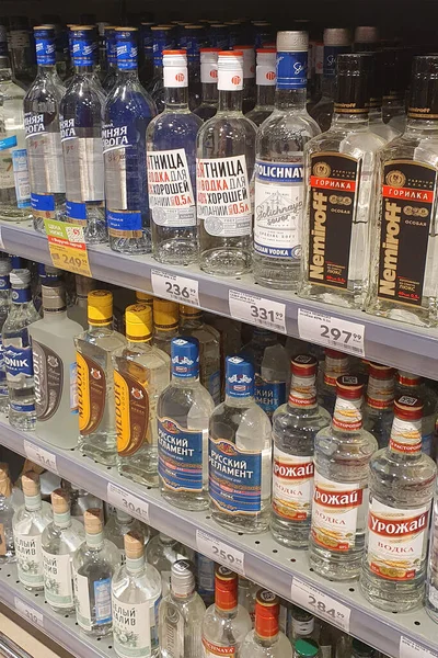 Novosibirsk Russia Aprile 2020 Scaffali Con Vodka Vari Marchi Nel — Foto Stock