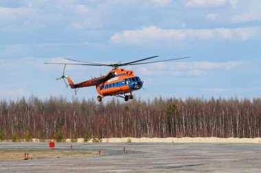 Nadym, RUSSIA-MAY 25, 2011: Mi-8T (TV) helikopterleri RA-24716 Urayavia havayolları ilkbaharda Sibirya 'nın kuzeyinde
