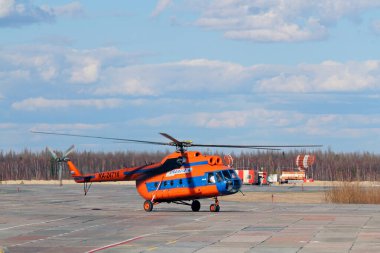Nadym, RUSSIA-MAY 25, 2011: Mi-8T (TV) helikopterleri RA-24716 Urayavia havayolları ilkbaharda Sibirya 'nın kuzeyinde