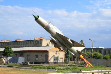 Kamen-na-Obi, Rusya-11 Temmuz 2011: Askeri birliğin kontrol noktası yakınlarındaki MIG-21 uçakları anıtı