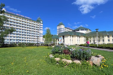 Belokurikha, Rusya-Mayıs 16, 2014: Altai topraklarında bir bahar günü Belokurikha sanatoryumunun çimenliği ve inşası