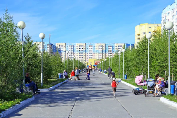 Nadym Rússia Junho 2013 Cidadãos Caminham Sobre Vladislav Strizhov Boulevard — Fotografia de Stock