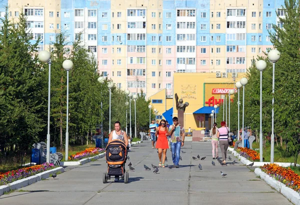 Nadym Russia Agosto 2013 Cittadini Camminano Vladislav Strizhov Boulevard Nel — Foto Stock
