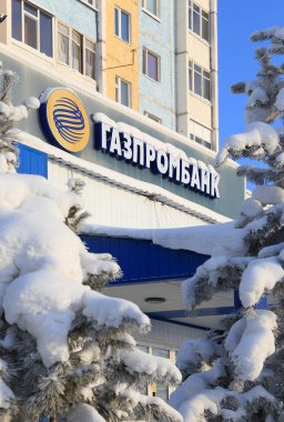 Nadym, Rusya-Mart 09, 2017: Rusya Federasyonu 'nun Yamal-Nenets Özerk Bölgesi' ndeki Gazprombank şubesinin işareti