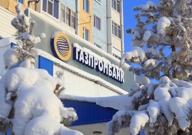 Nadym, Rusya-Mart 09, 2017: Rusya Federasyonu 'nun Yamal-Nenets Özerk Bölgesi' ndeki Gazprombank şubesinin işareti