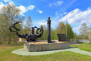 Nadym, Rusya-Haziran 19, 2013: Yamalo-Nenets Özerk Bölgesi 'nde bulunan SSCB Sabit Orujev doğalgaz sanayii bakanı anıtı