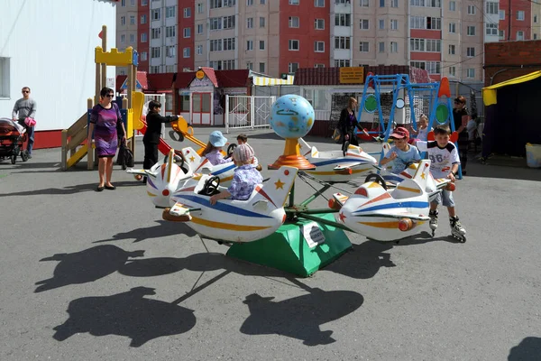 Nadym Rusko Července 2012 Děti Hrají Kolotoči Dětském Hřišti Autonomním — Stock fotografie