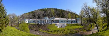 Belokurikha, Rusya-Mayıs 07, 2014: Altai bölgesindeki bir Sibirya tatil köyünde eski bir hidroterapi kliniği
