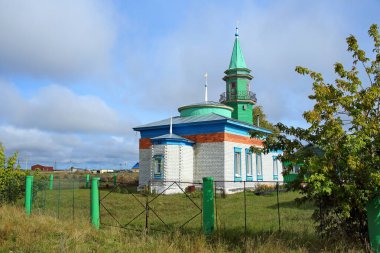 Tyumen bölgesi, Rusya-AĞUSTOS 13, 2013: Batı Sibirya 'nın Tobolsk ilçesindeki Sabanaki köyündeki cami