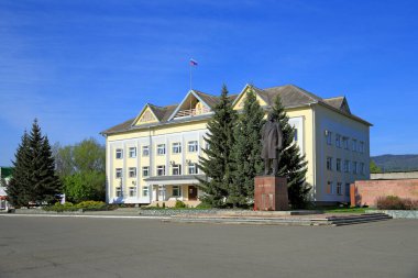 Altayskoye, Rusya-24 Temmuz 2011: Altai bölgesinin Altay ilçesi yönetim binası yakınlarındaki Vladimir Ulyanov Lenin anıtı