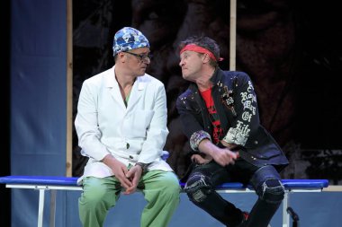 Nadym, RUSSIA-ARALIK 09, 2018: Oyuncular Şeytan Oleg Fomin ve Doktor Alexey Makarov 