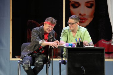 Nadym, RUSSIA-ARALIK 09, 2018: Oyuncular Şeytan Oleg Fomin ve Doktor Alexey Makarov 