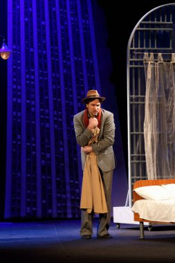 Nadym, RUSSIA-APRIL 06, 2014: Jerry rolünde aktör Grigory Antipenko. Modern Tiyatro Girişimi