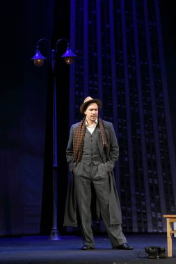 Nadym, RUSSIA-APRIL 06, 2014: Jerry rolünde aktör Grigory Antipenko. Modern Tiyatro Girişimi